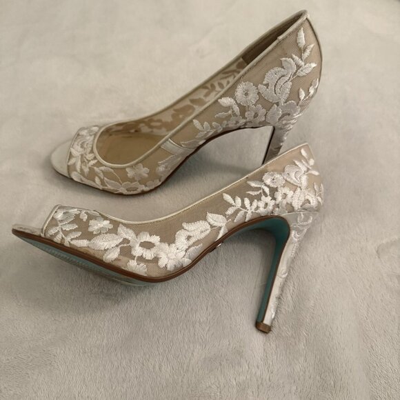 Betsey Johnson Adley Embroidered Evening Bridal Wedding Pumps Size 7.5 Ivory - Picture 2 of 16